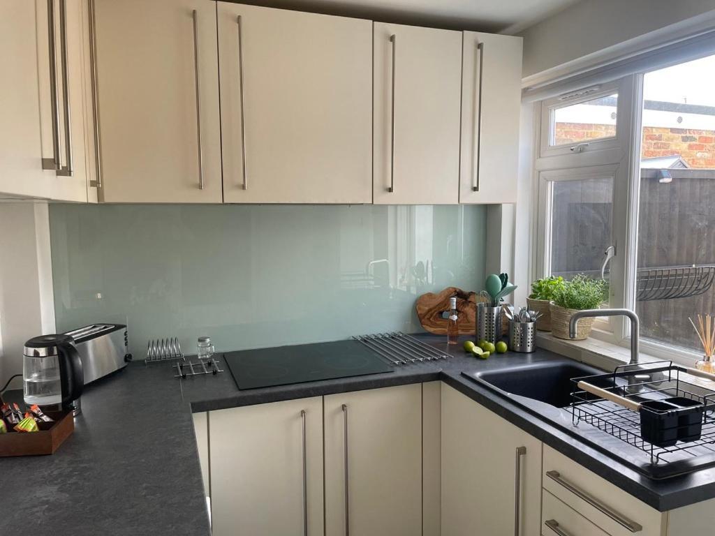 2 Bedroom House In Central Windsor - The Town Extérieur photo